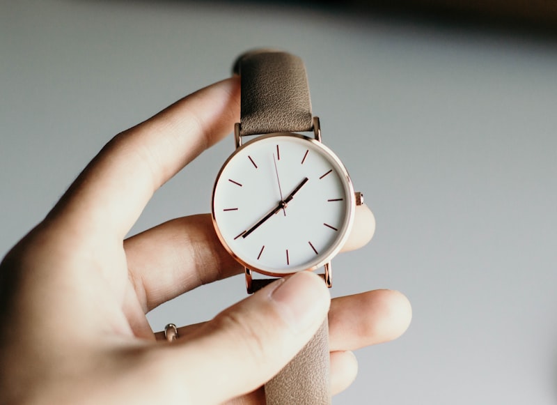 Montre automatique et bracelets posés sur un plateau en cuir